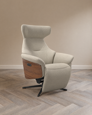 Relaxxx Aria – draadloze elektrische relaxfauteuil in licht greige multivezel leder met houten zijpanelen en zwarte stervoet