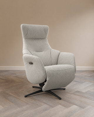 Relaxxx Nimbo – elektrische relaxfauteuil in lichtgrijze bouclé met vleugelvormige hoofdsteun en zwarte stervoet