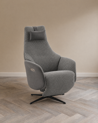Relaxxx Ardesia – draadloze elektrische relaxfauteuil in antraciet stof met grijze zijpanelen en zwarte stervoet
