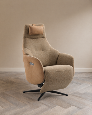 Relaxxx Ambra – draaibare elektrische relaxfauteuil in zandkleurige stof met cognac zijpanelen en zwarte stervoet